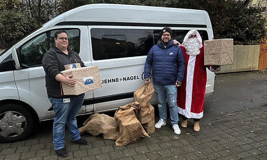 Weihnachtsmann &uuml;berrascht mit Weihnachtsbaum